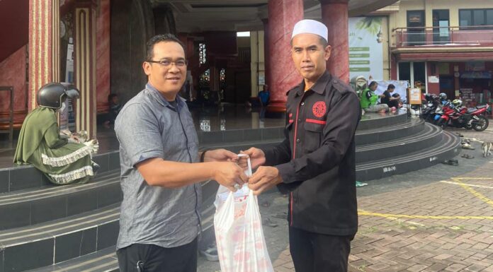 BRI BO Depok Gelar Jumat Berkah, Bagikan Makanan ke Warga hingga Santunan Jutaan Rupiah