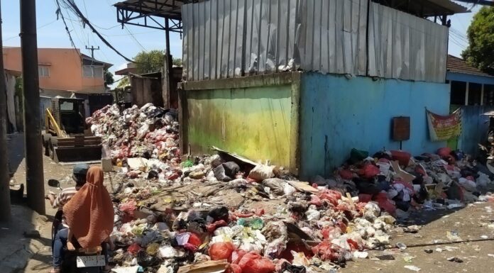 DLHK Pasrah Sampah Berceceran di UPS Baktijaya, Akui Salah Kemampuan Terbatas
