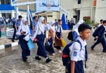 Berbulan-bulan Belajar di Lantai, Siswa SMPN 3 Depok Mulai Ngeluh Sakit