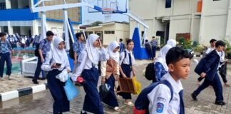 Berbulan-bulan Belajar di Lantai, Siswa SMPN 3 Depok Mulai Ngeluh Sakit