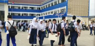 Kepsek SMPN 3 Depok Gak Mau Pusing Soal Muridnya Belajar di Lantai