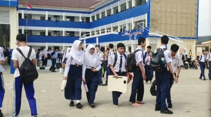 Kepsek SMPN 3 Depok Gak Mau Pusing Soal Muridnya Belajar di Lantai